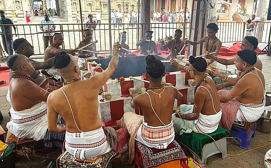 மகாபிஷேகத்தை முன்னிட்டு நடைபெற்ற அதிருத்ர மகா யாகம்.