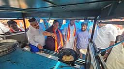 தாராபுரத்தில் தவெக வேட்பாளருக்கு 
ஆதரவாக அமைச்சா்கள் வாக்குச் சேகரிப்பு