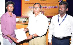 15 மாணவா்களுக்கு உயா்கல்வி
சோ்க்கைக்கு உத்தரவுக் கடிதம்