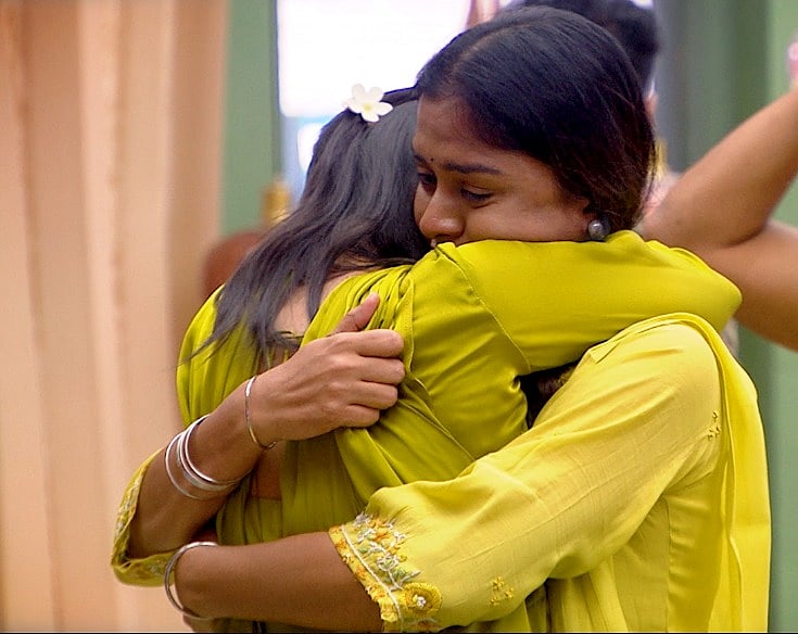பிக் பாஸ் வீட்டில் இருந்து வெளியேறிய லட்சுமி பிரியா! அதிர்ச்சியில் ரசிகர்கள்!