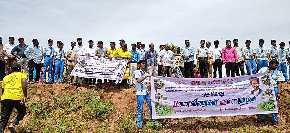 பனை விதைகள் நடும் நிகழ்ச்சியில் பங்கேற்ற நாட்டு நலப்பணித் திட்ட அலுவலர்கள் கே.கோபிநாத், டி.அருண்குமார், தனியார் பள்ளி, கல்லூரி முதல்வர்கள், ஆசிரியர்கள், விவசாய சங்கத்தினர்.
