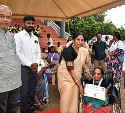 முதல்வா் கோப்பை விளையாட்டு: போட்டிகளில் வென்ற மாற்றுத்திறன் 
வீரா்களுக்கு பதக்கம் வழங்கல்