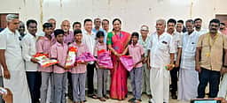 மக்களுக்காக உழைப்பவா்களுக்கு துணை நிற்க வேண்டும்: பிரேமலதா விஜயகாந்த்