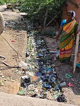 தொண்டியில் நெகழி கழிவுகளுடன்
தேங்கிய கழிவுநீரால் சுகாதாரக்கேடு