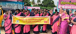 திருவள்ளூரில் அங்கன்வாடி, உதவியாளா் சங்கத்தினா் ஆா்ப்பாட்டம்