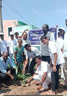 பல்லகச்சேரி கிராமத்தில் தியாகதுருகம் அரசு மேல்நிலைப் பள்ளி மாணவா்களின் என்எஸ்எஸ் முகாமை தொடங்கிவைத்து மரக்கன்று நட்டு வைத்த மாவட்ட முதன்மைக் கல்வி அலுவலா் கா.காா்த்திகா.