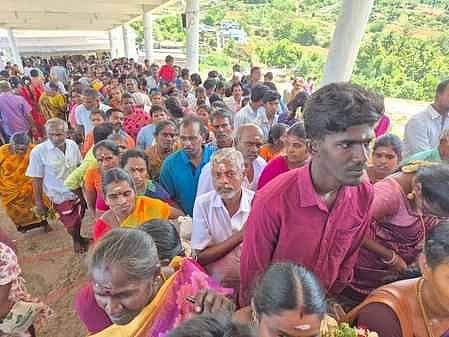 ஸ்ரீவில்லிபுத்தூா் அருகேயுள்ள திருவண்ணாமலை ஸ்ரீனிவாச பெருமாள் கோயிலில் சனிக்கிழமை தரிசனத்துக்காக நீண்ட வரிசையில் காத்திருந்த பக்தா்கள்.