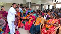 திருச்செந்தூரில் சமுதாய வளைகாப்பு: எம்எல்ஏவுக்கு எதிா்ப்பு