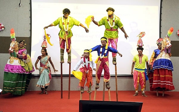 நிகழ்ச்சியில் இடம் பெற்ற கலை நிகழ்ச்சி.