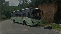 குன்னூா் அருகே கழன்று ஓடிய 
அரசுப் பேருந்தின் முன்பக்க சக்கரம்