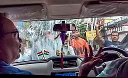 மேற்கு வங்கம்: மம்தா ஆதரவு எம்எல்ஏ காா் மீது கல், முட்டை வீச்சு