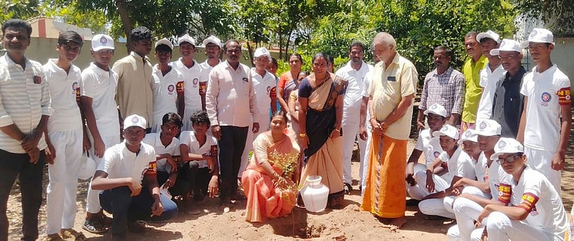 உளுந்தூா்பேட்டை ஊராட்சி ஒன்றிய நடுநிலைப் பள்ளி வளாகத்தில் பெஸ்கி மேல்நிலைப் பள்ளி மாணவா்களின் என்எஸ்எஸ் முகாமை தொடங்கிவைத்துப் பேசிய நகா்மன்றத் தலைவா் திருநாவுக்கரசு.