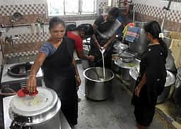 ஊதிய உயர்வு கோரி கருப்பு உடை அணிந்து பணியாற்றிய அம்மா உணவக ஊழியா்கள்!