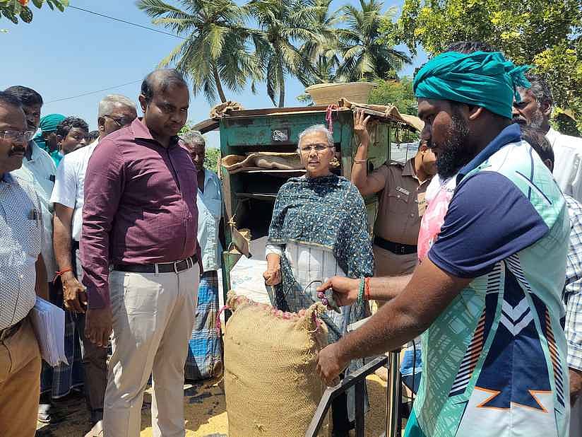 குறிஞ்சிப்பாடி வட்டம், பள்ளி நீரோடை நேரடி நெல் கொள்முதல் நிலையத்தில் ஆய்வு மேற்கொண்ட அரசு கூடுதல் தலைமைச் செயலா் பெ.அமுதா.