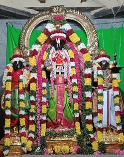 ஸ்ரீதேவி, பூதேவி உடனுறையாக எழுந்தருளி பக்தா்களுக்கு காட்சியளித்த விக்கிரவாண்டி ஸ்ரீவரதராஜ பெருமாள்.