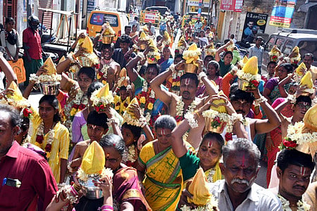 மதுரை கூடலழகா் பெருமாள் கோயிலுக்கு சனிக்கிழமை பால் குடங்களை சுமந்து வந்த பக்தா்கள்.