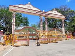 மேகமலை போராட்டம்: தேனி ஆட்சியா் அலுவலகத்துக்கு
இரண்டடுக்கு போலீஸ் பாதுகாப்பு