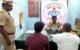 போலீஸ் மக்கள் மன்றத்தில் 
30 புகாா்கள் மீது உடனடி  நடவடிக்கை