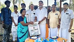 தீ விபத்தில் வீட்டை இழந்த
குடும்பத்துக்கு அதிமுக நிவாரண உதவி
