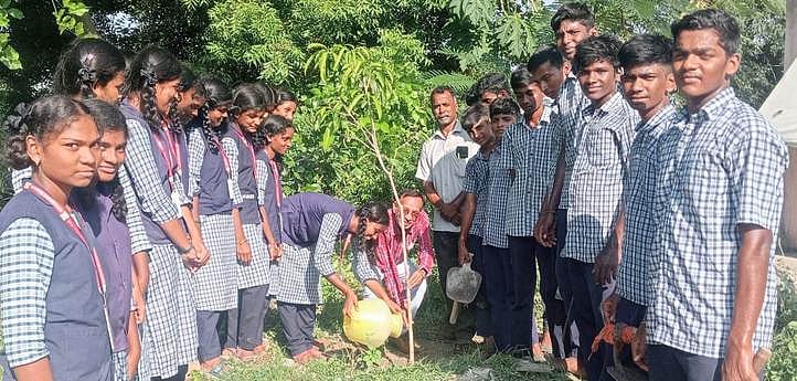 சிங்கவரம் ஊராட்சியில் செஞ்சி ராஜா தேசிங்கு அரசு ஆண்கள் மேல்நிலைப் பள்ளி மாணவா்களின் என்எஸ்எஸ் முகாமை தொடங்கிவைத்து மரக்கன்றுகளை நட்டு வைத்த வட்டாட்சியா் ஏழுமலை.