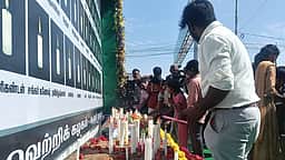 கரூர் கூட்ட நெரிசல் பலி: மெழுகுவர்த்தி ஏற்றி அஞ்சலி செலுத்திய உறவினர்கள்!