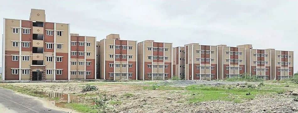 அதியமான்கோட்டை அருகே 2 ஆண்டுகளாகியும் பயன்பாட்டுக்கு வராத அரசு அடுக்குமாடி குடியிருப்புகள்