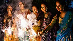 தீபாவளி திருநாள்: விண்ணைத் தொடும் பட்டாசு விலை! எவ்வளவு தெரியுமா?