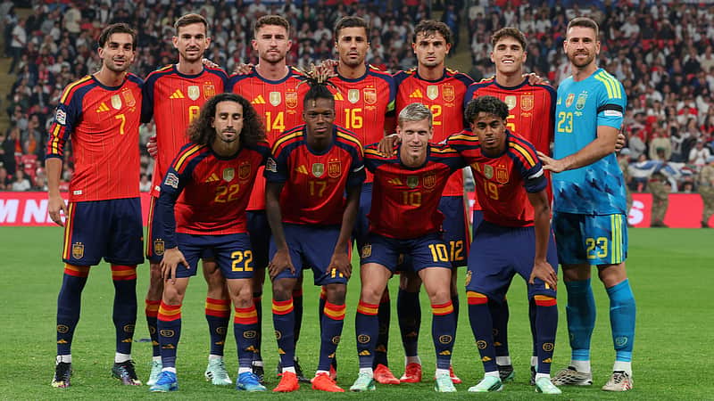 The Spanish team line up for a photo just prior to kick off during the Nations League Soccer match between England and Spain in London, Saturday, Sept. 26, 2026. (AP Photo/Ian Walton)