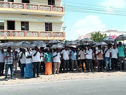 டாஸ்மாக் கடையை இடமாற்றம் செய்க... கொளுத்தும் வெய்யிலில் குடையுடன் போராட்டம்!