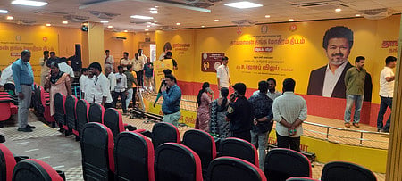 தமிழக முதல்வா் வருகையை முன்னிட்டு, மதுரை அரசு ராஜாஜி மருத்துவமனை வளாகத்தில் ஞாயிற்றுக்கிழமை ஆய்வு செய்த முதல்வரின் தனிப் பாதுகாப்புப் படையினா்.