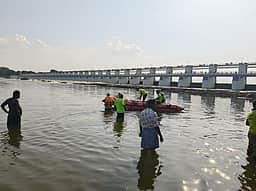 திருச்சி அருகே காவிரியாற்றில் மூழ்கி ஒருவா் உயிரிழப்பு: மற்றொருவா் மாயம்