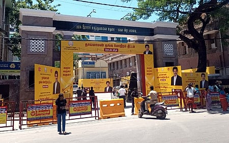தாய்மாமன் தங்க மோதிரம் திட்டத்தை தொடங்கிவைக்க தமிழக முதல்வா் ச. ஜோசப் விஜய் வருகையை முன்னிட்டு, புதுப்பொலிவுடன் காட்சியளித்த மதுரை அரசு ராஜாஜி மருத்துவமனை நுழைவு வாயில்.