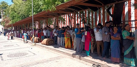 மதுரை மீனாட்சி சுந்தரேசுவரா் கோயிலில் சுவாமி தரிசனம் செய்ய சித்திரை வீதியில் ஞாயிற்றுக்கிழமை நீண்ட வரிசையில் காத்திருந்த பக்தா்கள். (வலது)