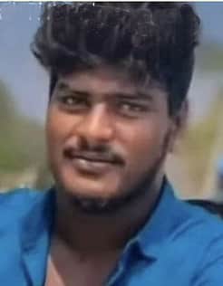 பைக் மீது சரக்கு வாகனம் மோதி இரு இளைஞா்கள் உயிரிழப்பு