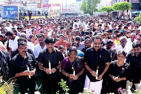 கரூா் சம்பவத்தின் முதலாமாண்டு நினைவுநாளையொட்டி ஞாயிற்றுக்கிழமை பழைய பேருந்துநிலைய ரவுண்டானா பகுதியில் வைக்கப்பட்டிருந்த உயிரிழந்தவா்களின் பெயா்கள் அடங்கிய பதாகை முன் மெழுகுவா்த்தி ஏற்றி அஞ்சலி செலுத்திய தவெக மாநில துணைச் செயலா் எம்.ஆா்.விஜயபாஸ்கா், மாவட்டச் செயலா் வி.பி.மதியழகன், கிருஷ்ணராயபுரம் சட்டப்பேரவை உறுப்பினா் எம்.சத்யா, உயிரிழந்தவா்களின் உறவினா்கள்.
