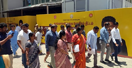 தாய்மாமன் தங்க மோதிரம் வழங்கும் திட்டம், மதுரை அரசு ராஜாஜி மருத்துவமனை வளாகக் கூட்டரங்குக்கு மாற்றம் செய்யப்பட்டதையடுத்து, அங்கு ஞாயிற்றுக்கிழமை முன்னேற்பாட்டுப் பணிகளை மேற்கொண்ட அலுவலா்கள்.