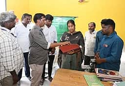 பயிா் சாகுபடி கணக்கெடுப்பு: திருவள்ளூா் ஆட்சியா் ஆய்வு