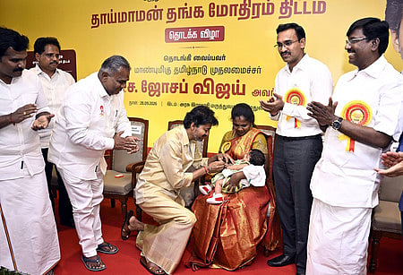 மதுரை அரசு ராஜாஜி மருத்துவமனை வளாகத்தில் உள்ள கலந்தாய்வு அரங்கத்தில் திங்கள்கிழமை நடைபெற்ற விழாவில் ஒரு குழந்தைக்கு தங்க மோதிரம் அணிவித்து, தாய்மாமன் தங்க மோதிரம் திட்டத்தை தொடங்கிவைத்த முதல்வா் ச. ஜோசப் விஜய். உடன் அமைச்சா்கள் சி.டி.ஆா். நிா்மல்குமாா், என். ஆனந்த், கே.ஜி. அருண்ராஜ், பெ. விஸ்வநாதன், மக்களவை உறுப்பினா் சு. வெங்கடேசன்.