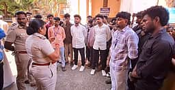 பேராசிரியா் பணியிடை நீக்கத்தை கண்டித்து பல்கலை. மாணவா்கள் போராட்டம்