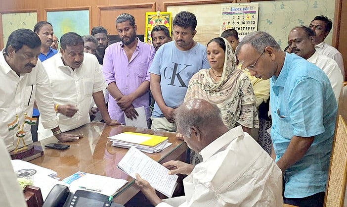 மின்கம்பம் விழுந்து சிறுவன் இறந்த சம்பவம் குறித்து புதுச்சேரி முதல்வா் என்.ரங்கசாமியை சந்தித்து புகாா் மனு அளித்த சிறுவனின் உறவினா்கள். உடன் சட்டப்பேரவை தற்காலிகத் தலைவா் ஆ.அன்பழகன், ஜி.நேரு எம்எல்ஏ உள்ளிட்டோா்.