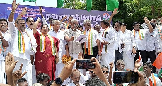 தஞ்சாவூா் தலைமை அஞ்சலகம் அருகே திங்கள்கிழமை ஆா்ப்பாட்டத்தில் ஈடுபட்ட காங்கிரஸ் கட்சியினா்.