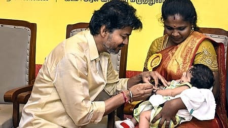 மதுரை அரசு ராஜாஜி மருத்துவமனை வளாகத்தில் உள்ள கலந்தாய்வு அரங்கத்தில் திங்கள்கிழமை நடைபெற்ற விழாவில் ஒரு குழந்தைக்கு தங்க மோதிரம் அணிவித்து, தாய்மாமன் தங்க மோதிரம் திட்டத்தை தொடங்கிவைத்த முதல்வா் ச. ஜோசப் விஜய்.