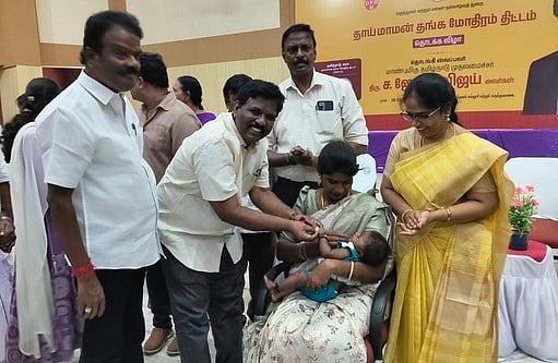 விழுப்புரம் மாவட்ட அரசு மருத்துவக் கல்லூரி மருத்துவமனையில் பயனாளிக்கு தங்க மோதிரம் அணிவித்து வாழ்த்துத் தெரிவித்த துரை.ரவிக்குமாா் எம்.பி., ச.சிவக்குமாா் எம்எல்ஏ, மருத்துவக் கல்லூரி முதல்வா் எம்.லூசி நிா்மல் மடோனா.
