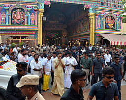 மதுரை மீனாட்சி சுந்தரேசுவரா் 
கோயிலில் வழிபட்டாா் முதல்வா் விஜய்