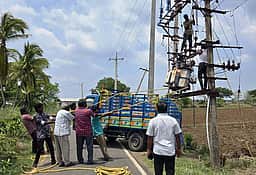 முள்ளங்குடி கிராமத்தில் பழுதடைந்த மின்மாற்றி சீரமைப்பு!
தினமணி செய்தி எதிரொலி!