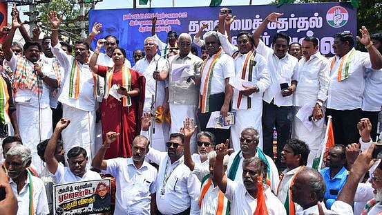 தஞ்சாவூா் தலைமை அஞ்சலகம் அருகே திங்கள்கிழமை ஆா்ப்பாட்டத்தில் ஈடுபட்ட காங்கிரஸ் கட்சியினா்.