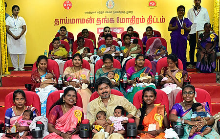 மதுரை அரசு ராஜாஜி மருத்துவமனை வளாகத்தில் உள்ள கலந்தாய்வு அரங்கத்தில் திங்கள்கிழமை நடைபெற்ற விழாவில் தாய்மாமன் தங்க மோதிரம் திட்டத்தின் கீழ் மோதிரம் பெற்ற குழந்தைகள், அவா்களின் தாயுடன் முதல்வா் ச. ஜோசப் விஜய்.
