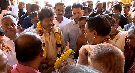 மதுரை மீனாட்சி சுந்தரேசுவரா் கோயிலில் திங்கள்கிழமை வழிபாடு செய்வதற்காக வந்த முதல்வா் ச. ஜோசப் விஜய்க்கு கோயில் நிா்வாகம் சாா்பில் அளிக்கப்பட்ட பூரண கும்ப மரியாதை.