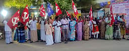 ராமேசுவரத்தில் கடல் தொழிலாளா்கள் ஆா்ப்பாட்டம்
