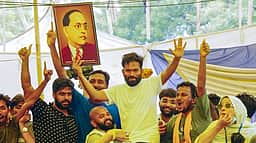 கரப்பான்பூச்சி கட்சியை ராஜிநாமா கட்சி என மாற்றியாக வேண்டும்: மத்திய அமைச்சர்